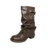 Botas Retrô Marrons de Cano Médio para Mulheres com Decoração de Tira Estilo Deserto Botas Amassadas Empilhadas Botas para Pernas de Calça Hot Girl Botas Vintage Aumentadoras de Altura