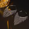 Brincos de metal com borlas longas exageradas europeus e americanos transfronteiriços Brincos de pino para mulheres design avançado de luxo leve estilo frio
