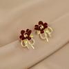 Pendientes con lazo de flor roja para mujer, estilo francés retro, elegante, con temperamento nicho, ligeros, de lujo, diseño de joyería para las orejas