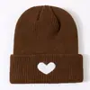 Gorro de Punto Versátil para Calle, Bordado Simple de Corazón en Contraste de Color, para Hombre y Mujer, Cálido para Exteriores, Protección para los Oídos, Gorro para el Frío