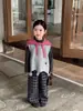 Ropa Infantil Estilo Coreano Nueva Otoño 2026: Chaleco de Lana Tejido para Niña con Dobladillo de Pompón y Pantalones a Cuadros