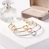 Pulseira de aço inoxidável com nó de coração aberta, pulseira de moda simples e versátil para mulheres, venda quente transfronteiriça, atacado
