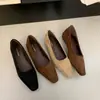 Sapatos Femininos de Couro Pequenos Retro Francês Camurça Bico Quadrado Baixo Slip-On Versáteis para Trabalho e Dia a Dia 2026 Novos