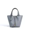 Bolsa Tote de Couro Novo Estilo Versátil Feminina Couro Genuíno Simples 2026 Estilo Balde para o Trabalho de Alto Padrão Preto