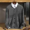 Novo cardigã de lã masculino para outono e inverno com gola de lapela, botões e um suéter grosso de malha de cashmere, jaqueta casual e versátil