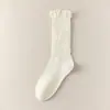 Calcetines con volantes para mujer, otoño e invierno, color liso, de media pantorrilla para estudiante, sencillos y versátiles, casuales, adecuados para combinar con zapatos pequeños de cuero, calcetines largos de algodón