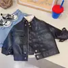 Chaqueta de cuero de motocicleta holgada y elegante para niños y niñas, colección otoño e invierno 2026, engrosada y forrada de vellón, chaqueta de cuero de moda para bebés