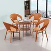 Conjunto de mesa e cadeiras para varanda externa, incluindo três cadeiras de vime, uma cadeira de jardim de vime e uma pequena mesa de centro externa - um conjunto completo para relaxar no jardim ou no pátio