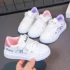 Tênis Brancos Infantis Estilo Novo 2026 para Primavera e Outono, Sapatos Infantis Antiderrapantes com Solado Maciço, Tênis Esportivos Infantis com Solado Grosso para Aumentar a Altura