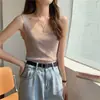 Foto real de colete de tricô feminino para o verão de 2026 em branco, estilo vintage, camisola pequena para usar por cima, com um design único, top sem mangas de nicho