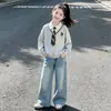 Conjunto de Dos Piezas para Niñas de Edad Media y Grande con Sentido del Diseño, Sudadera de Dos Piezas Falsas, Jeans Dulces con Lazo, Nuevo Estilo Primavera y Otoño