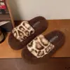 Otoño/Invierno 2026 Celebridad de Internet Estampado de Leopardo Moda Versátil Pantuflas de Piel Calzado de Exterior para Mujer Pantuflas de Tira Única Zapatos de Moda Suela Gruesa Pantuflas de Algodón