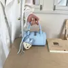 Bolso de bolos de diseño nicho estilo coreano para mujer, nuevo modelo 2026, sensación de alta gama, bolso de mano versátil, bolso cruzado, bolso pequeño cuadrado de un solo hombro