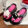 Nuevas chanclas de suela gruesa, sandalias lindas de dibujos animados para mujer, sandalias de verano antideslizantes de suela gruesa que aumentan la altura, de moda