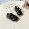 Sapatos de Couro Infantis Estilo Britânico 2025 Outono Novo Estilo Coreano Para Meninas Versáteis Sapatilhas com Fivela Quadrada Sapatos Sociais Para Meninos