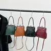 Bolso Casual de Moda Personalizado con Forma de Concha para Mujer 2025 Invierno Nuevo Retro Cadena de Clip Bolso de Hombro Cruzado para Viajes