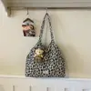 Nova bolsa de ombro de lona com estampa de leopardo para mulheres, bolsa tote de grande capacidade para o dia a dia, mochila versátil casual estilo coreano com estrelas