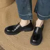 Mocassins Macios e Confortáveis Femininos 2025 Novo Estilo Britânico Fundo Grosso Salto Grosso Slip-on Bico Redondo Sapatos Pequenos de Couro com Salto Médio Moderno