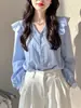 La popular y hermosa blusa de este año tiene un toque de lujo ligero, un estilo nicho francés y es una exquisita camisa azul de manga larga para mujer, perfecta para principios de otoño.