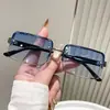Óculos de sol quadrados estilo americano com meia armação e rebites de metal, lentes cinza escuro bloqueadoras de luz, modernos para selfies, óculos de proteção solar de nicho e versáteis