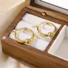 Moda europea y americana alto sentido pendientes de acero inoxidable temperamento pequeño aroma joyería irregular pendientes al por mayor pendientes para mujer