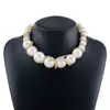 N11131 Collar Elegante Europeo y Americano Resistente con Diamantes de Garras Envolviendo Perlas Za Retro Lujo Accesible Collar Corto Personalizado para Mujeres