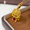 Tienda de Oro Mismo Estilo Colgante de Unicornio de Oro Antiguo Nuevo Estilo Chino Bestia Auspiciosa Incrustada de Diamantes Collar de Alta Retención de Color Venta Directa de Fábrica
