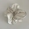 Goma para el pelo estilo coreano de satén cremoso con brillo nacarado y borde prensado, con un tacto avanzado para coletas y recogidos para mujer
