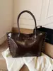 Bolso de Axila de Gamuza de Gran Capacidad Retro Diseño de Nicho de Gama Alta Hebilla Metálica Bolso de Hombro Tote Portátil para Mujer