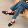 Zapatos de piel de oveja texturizada estilo británico, novedad otoño 2024, tacón grueso, punta cuadrada pequeña, hebilla metálica, totalmente de piel, color marrón, para mujer