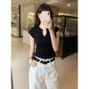 Playera de Manga Corta con Cuello en V para Mujer Verano 2025 Nuevo Diseño Coreano Sentido del Diseño Elegante Slim Gris Top Hombro Derecho