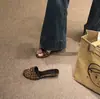Chinelos Anabela Estampa de Leopardo para Mulheres, Tendência Verão 2026 Novos Sapatos de Salto Alto, Sandálias Casuais Versáteis e Estilosas