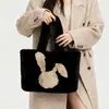 Bolsa Tote de Gran Capacidad para Mujer al por Mayor Transfronteriza Otoño e Invierno Bolsa de Felpa Ins Bolso de Mano de Dibujos Animados Lindo Bolso de Hombro de Felpa