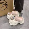 Pantuflas de suela gruesa, que aumentan la altura, antideslizantes, 2026, encantadoras, dulces y lindas, con un alto atractivo estético, con personajes de dibujos animados, y diseñadas para uso exterior en verano