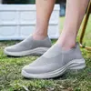 Tênis Casuais Slip-On 2025 Novo Malha Fly-Knit Respirável Sapatos Preguiçosos Confortáveis Versáteis Tendência Sapatos Baixos Atacado
