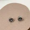 Pendientes Minimalistas Únicos y Sofisticados con un Diseño Sencillo y Versátil que Presentan Letras de Saturno y Formas Redondas