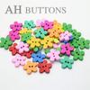 Venta al por mayor de fábrica de botones de madera con estampado de abejas de colores, pegatinas hechas a mano, joyería DIY, hebilla de madera mixta de colores