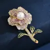 Broche Japonês e Coreano de Zircônia Colorida de Alta Qualidade para Mulheres, Alfinete de Lapela para Terno, Flor de Zircônia Completa com Pérola, Acessórios de Corsage de Luxo