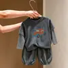 Conjunto de duas peças para bebês meninos, com top listrado de manga longa e calça cropped casual, estilo cartoon, novo para primavera e outono de 2026