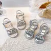 Sandálias Abertas para Meninas 2026 Verão Novo Sola Macia Sapatos de Praia Infantis Lantejoulas Desenho Animado Fofas Sandálias de Princesa