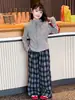 Conjunto de Primavera y Otoño para Niñas 2026: Conjunto de Dos Piezas a Cuadros de Moda y Sudadera Cardigan de Cuello Alto Ajustada para Niños Mayores