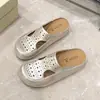 Sandálias Slip-On Estilo Coreano 2026 Confortáveis de Couro Macio, Versáteis para Uso Duplo Primavera e Verão Novas Sandálias Casuais de Solado Grosso