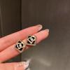Pendientes de borla con forma de bolso de perla y letra de diamante negro estilo francés con aguja de plata, pendientes de temperamento de nicho, pendientes de alta calidad para mujeres