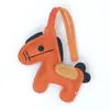 Pingente de Pônei em Couro Pu Huayang Versátil para Bolsa Chaveiro de Carro Fofo Tendência Acessório para Roupas Calças