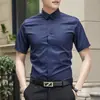 Camisa masculina branca de manga curta para primavera e verão, business casual, estilo coreano, corte slim, roupa de trabalho preta, camisa de manga curta para padrinhos, profissional e moderna