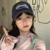 Gorra de Béisbol Bordada con Letras Estilo Coreano Ins~Moderna para Mujer, de Parte Superior Suave, Gorra Lavada Vintage que Hace que la Cara se Vea Más Pequeña, Unisex