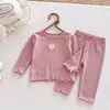 Elegante conjunto con estampado de corazones para niñas, pijama de otoño, conjunto de dos piezas con top de manga larga con volantes y pantalones, estilo coreano, para bebés niñas