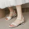 Sandalias de perlas extremadamente elegantes y cómodas para mujer, nuevo modelo de verano 2026, tacón grueso, estilo francés, adecuadas para combinar con vestidos, sandalias de una tira a la moda