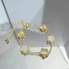 Pulseira Flor de Trevo de Zircônia Microcravejada de Luxo Leve e de Alta Qualidade, Pulseira de Nicho da Moda, Joia de Mão Versátil, Atacado para Mulheres