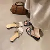 Sandalias Casuales de Playa con Pedrería Versátiles de Hada Estilo Nuevo Verano 2025 Zapatillas de Exterior de Suela Suave Inspiradas en Chanel de Venta Caliente para Mujer